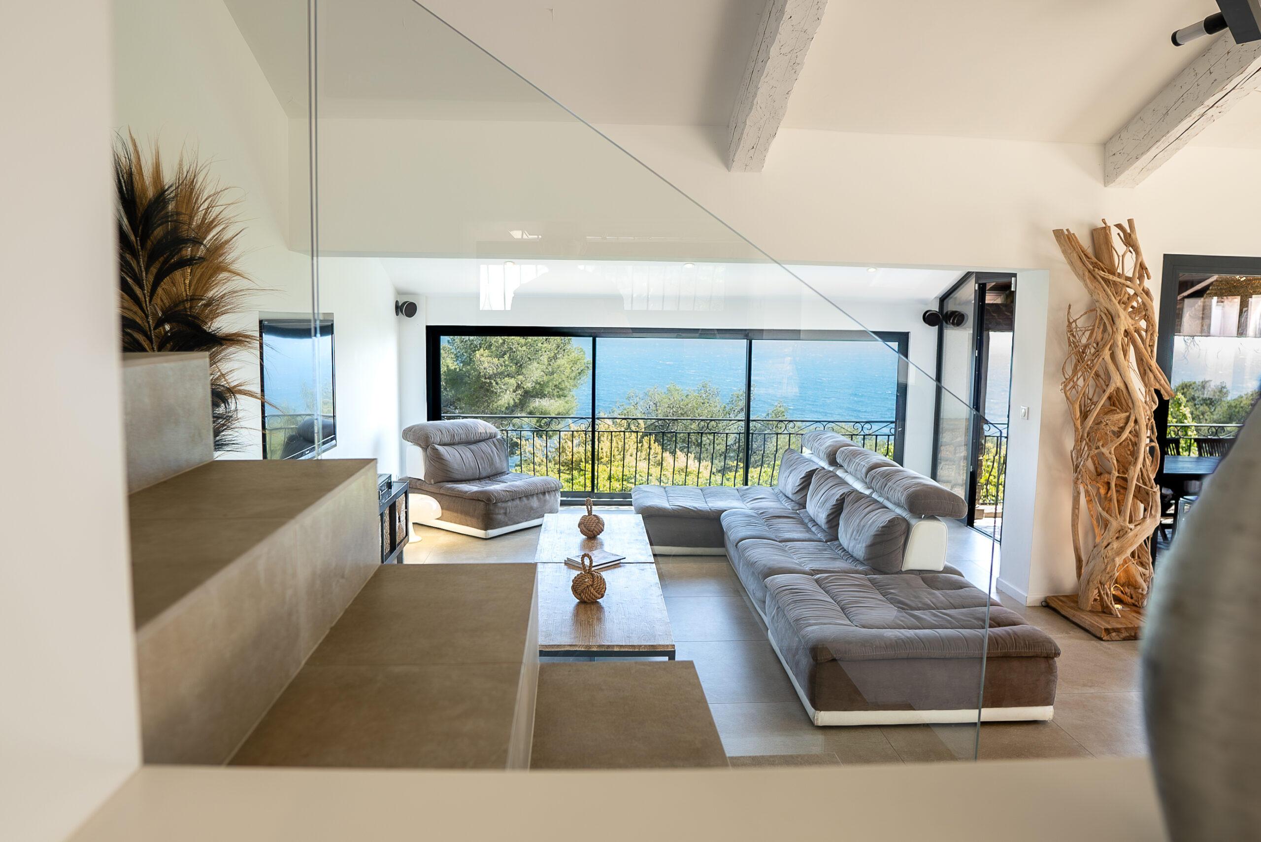 Salon lumineux d'une villa de prestige avec vue mer dans le Var — annonce immobilière Terravogue Conciergerie