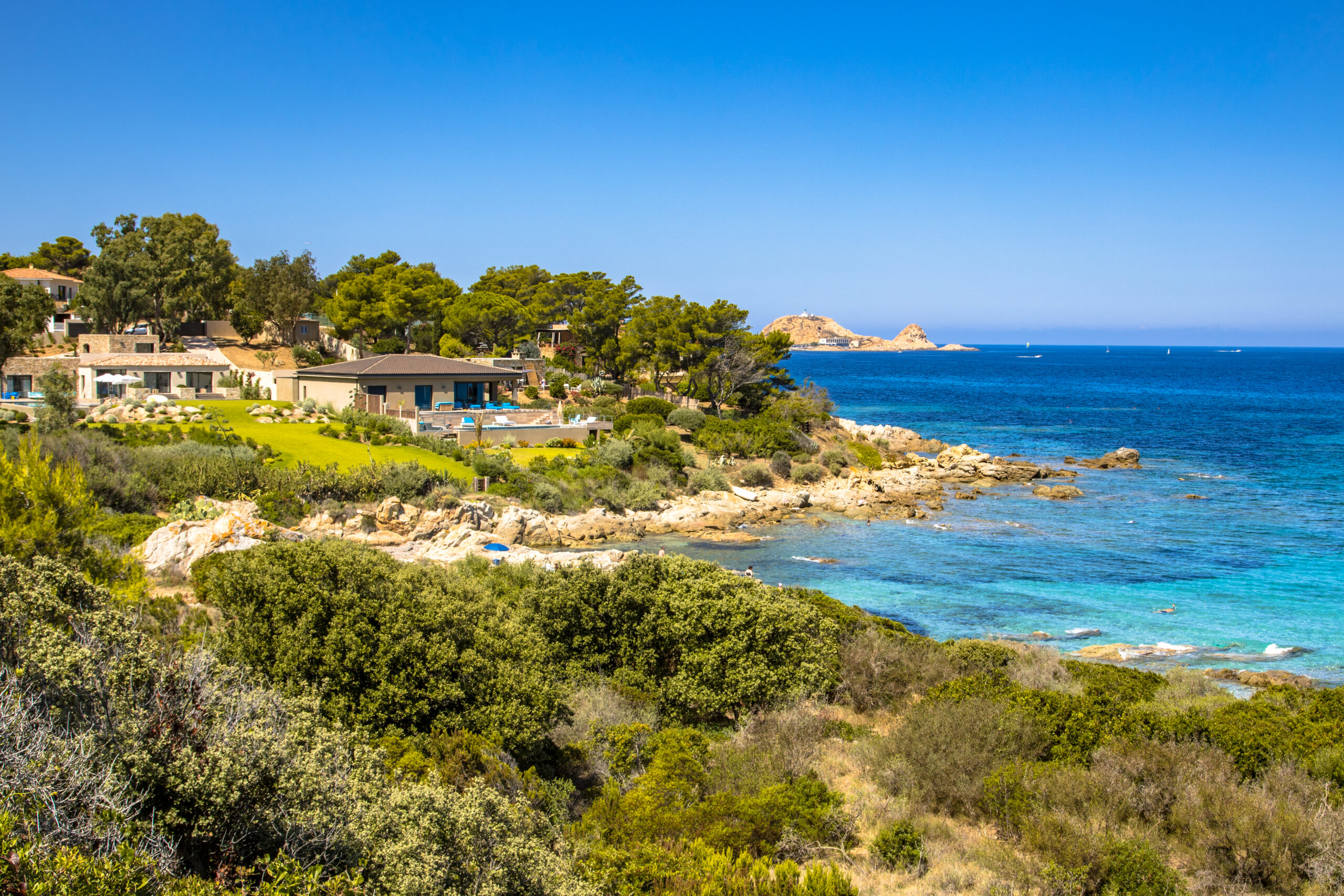 Vue sur la côte nord-est de l'île de Corse, près de l'Île-Rousse, Calvi, France